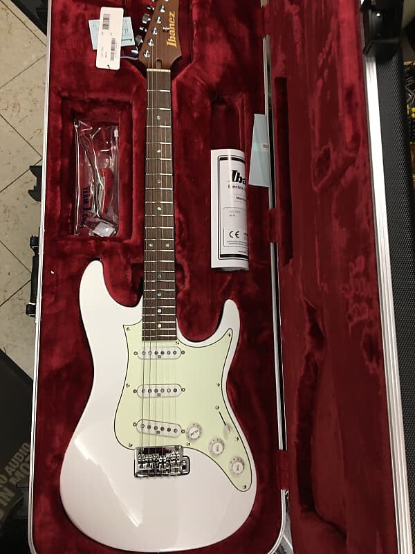 IBANEZ Luca Mantovanelli Signature 6 String - Luna White Case