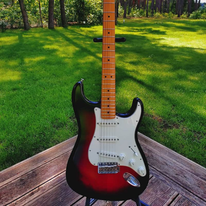 Fender Stratocaster 3-Tone Sunburst / Maple Neck