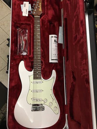 Ibanez IBANEZ Luca Mantovanelli Signature 6 String - Luna White Case B-Stock - Offerta BSTOCK
